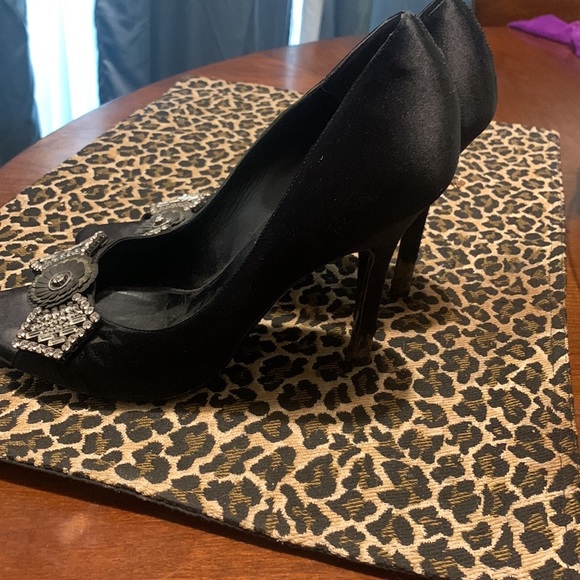 Gucci- authentic beautiful satin and bow shaped crystals size 36 or 6 in USA - Picture 4 of 5